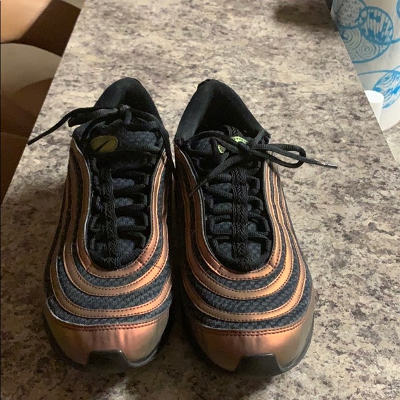 Air Max - Picture 2 of 4